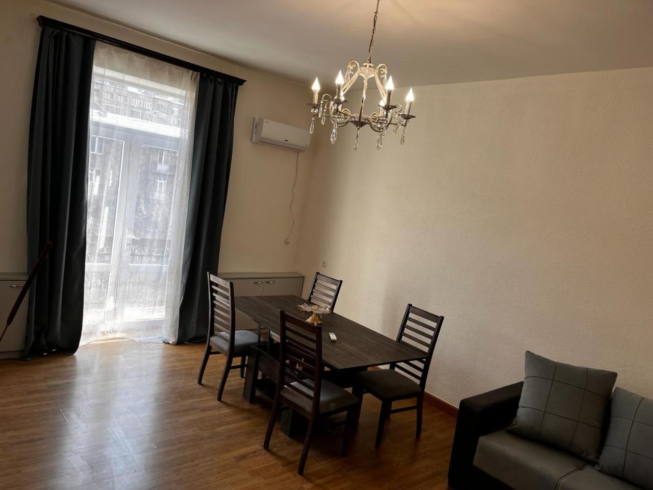 Komitas Apartement Jerevan Exteriör bild
